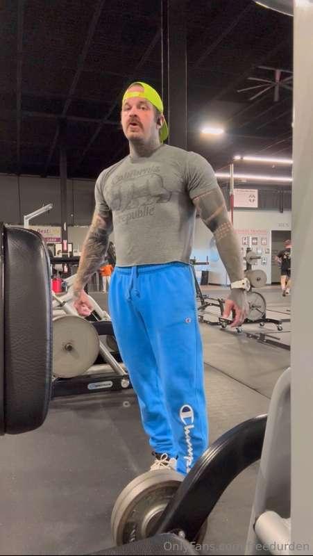 Check out my back day routine and let’s get swole! 
Starting..