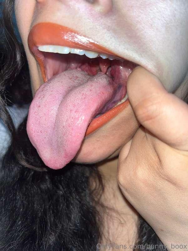 how would you describe my tongue? -`♡´-