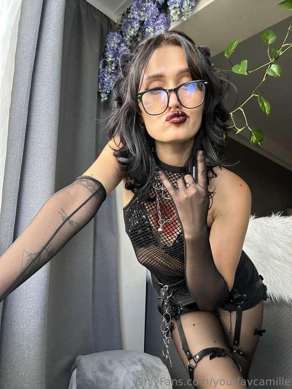 Your sweet girl is sometimes a Goth flock 😍 do you prefer th..