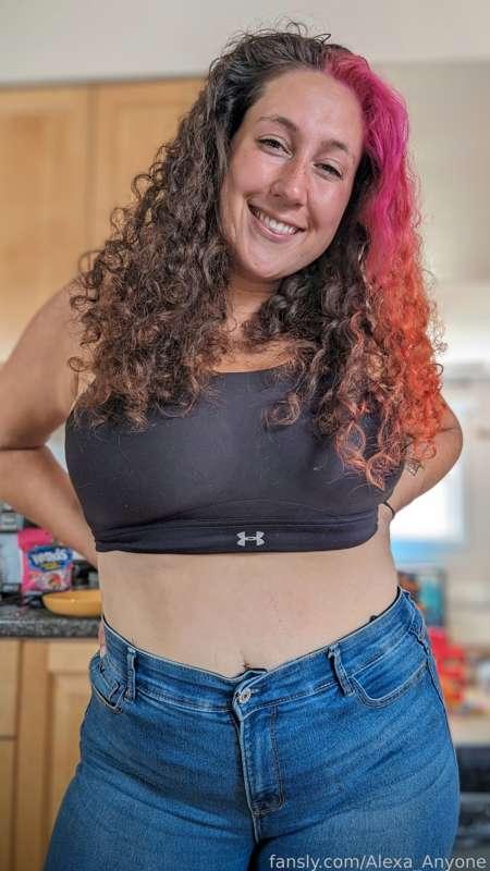 It was about time I did my hair 😅 I went to bed way too late for this, but it's done!! 
Also I had a big breakfast and needed to let the tummy breathe a little 🤷‍♀️

#coloredhair #sportbra #denim #pawg #bigbelly #bloated #stretchmarks #pink #panties #curly #brunette #milf #bigtits