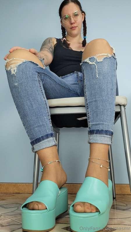 Blue mules, tight jeans, suntan reinforced nylons and feet j..