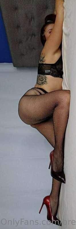 Hey honey, my friend @isabellaricci is the hottest and kinck..