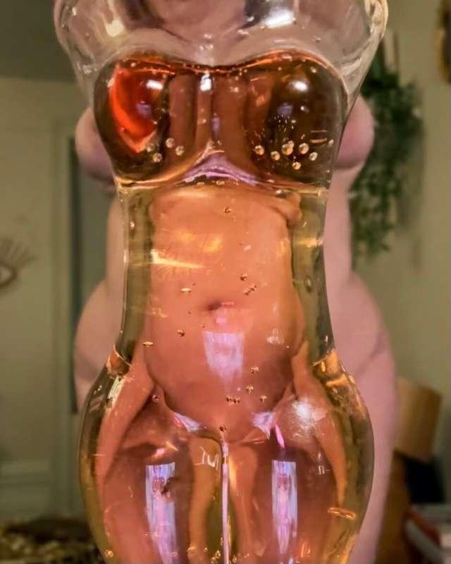 Saturday brunch just got a whole lot sexier 🍾💋

Want a refil..