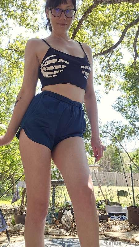 Feeling great outside, love feeling the breeze on my bare sk..