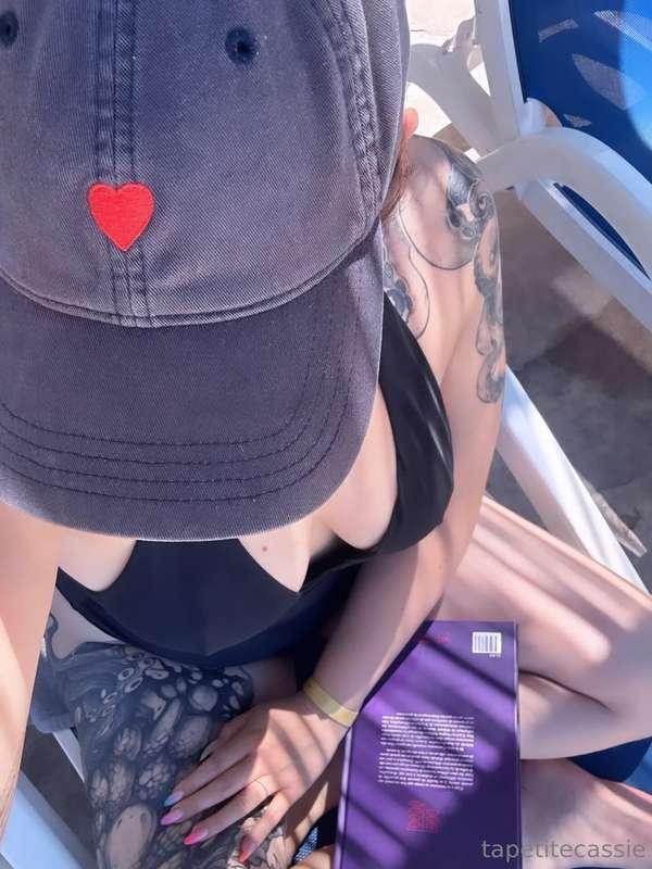 Toujours incognito même à la piscine ❤️🥰 @tapetitecassie 