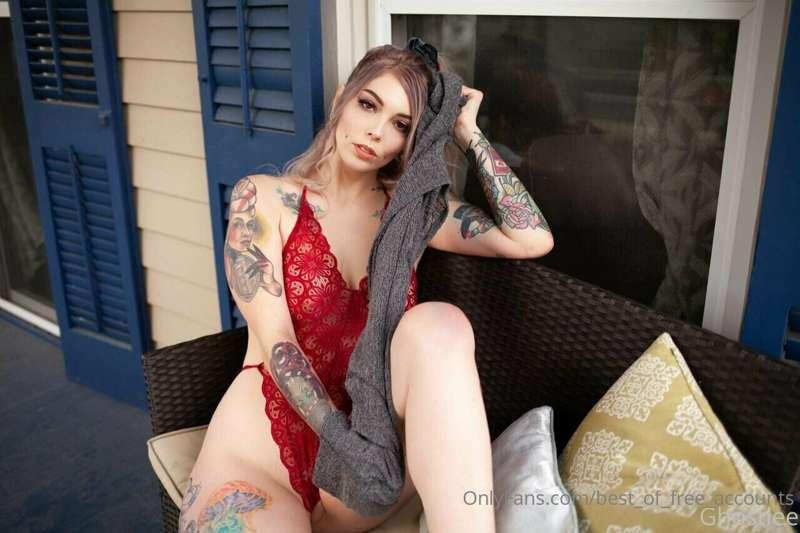 Tats, tits & a perfect pussy 🥵 what else could you ask for w..