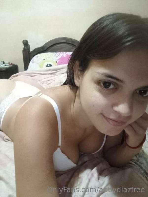 i am a 18 years old little virgin girl very shy, but on my V..