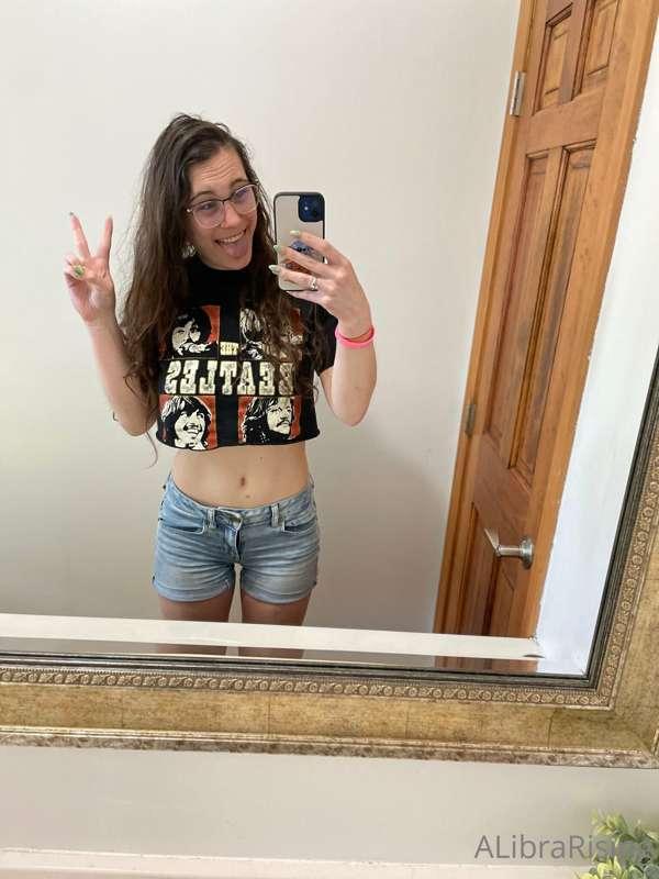 Beatles, boobies & booty on a banging, beautiful babe 🦄🎶