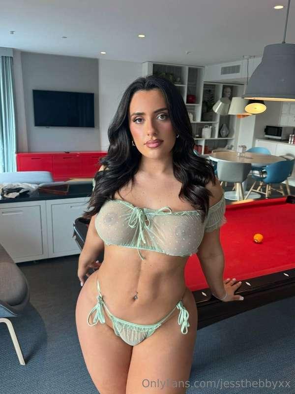 Lingerie + curves = instant obsession 🔥👑
