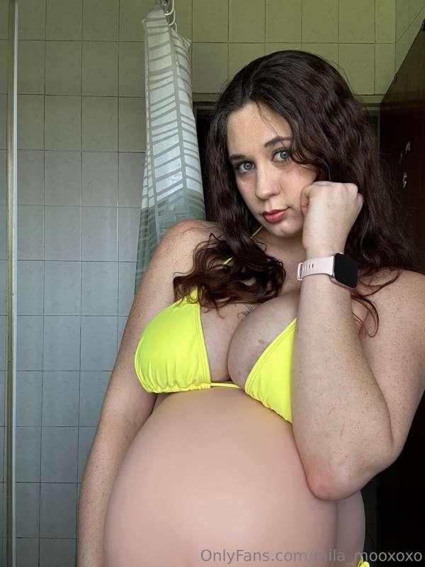 Pregnant girls in bikinis 👙 what do you think ? ❤️🥰