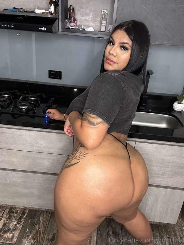 Serving looks and curves 🍑✨