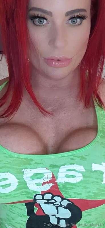 💚 Does Green make you horney 💚  Green bikini today…..💚
