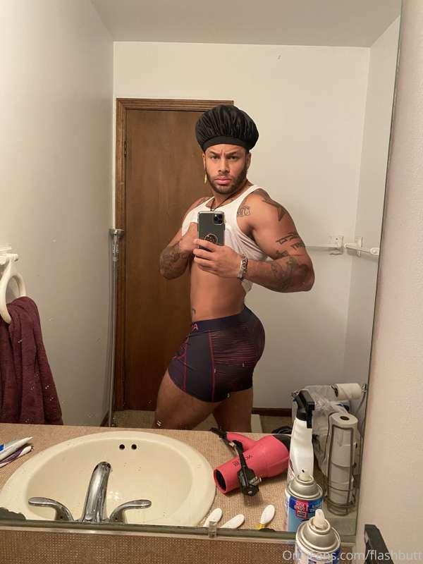 Raising the bar, one booty pic at a time! 🍑😉