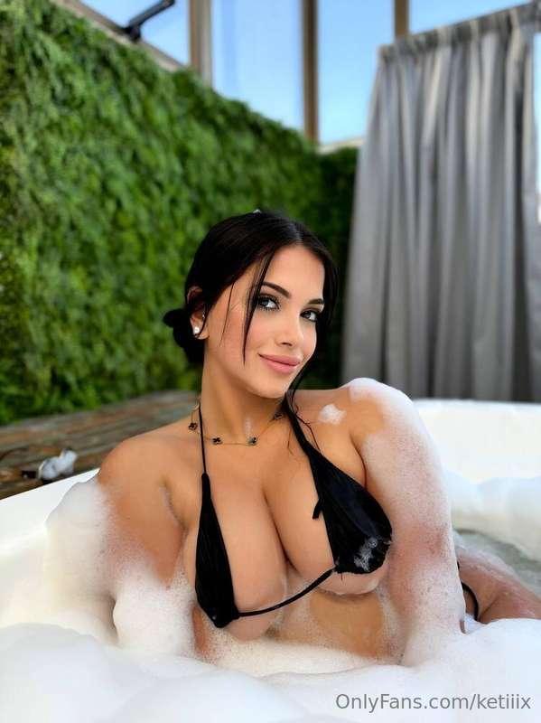 🔥 Step into paradise with her huge curves! 🔥 @misselisaroset..