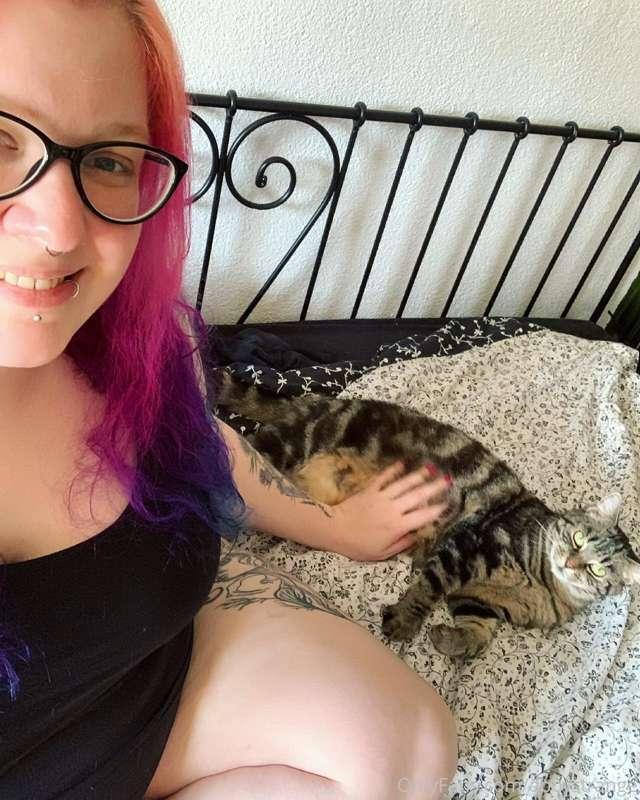 Exclusive content with my hairy pussy. She's purring ❤