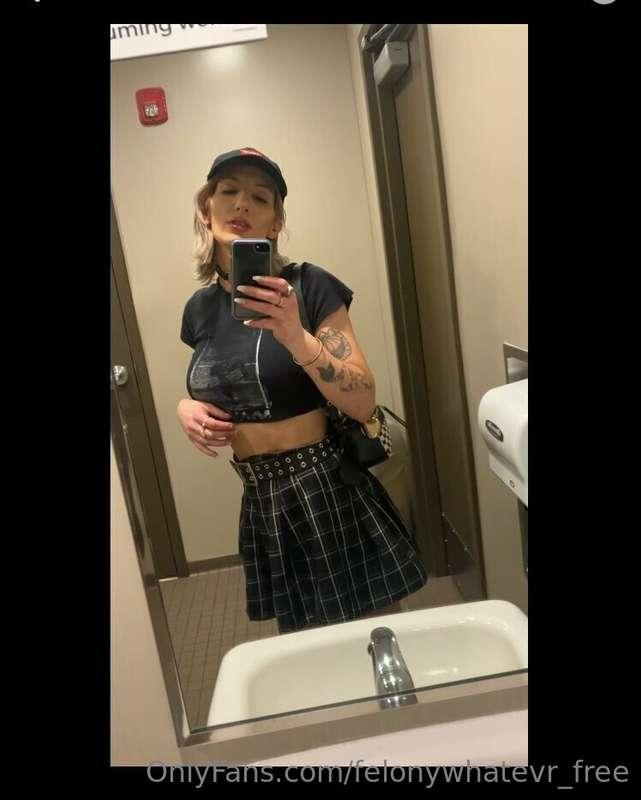 Ok I’m obsessed with mini skirts 💁‍♀️