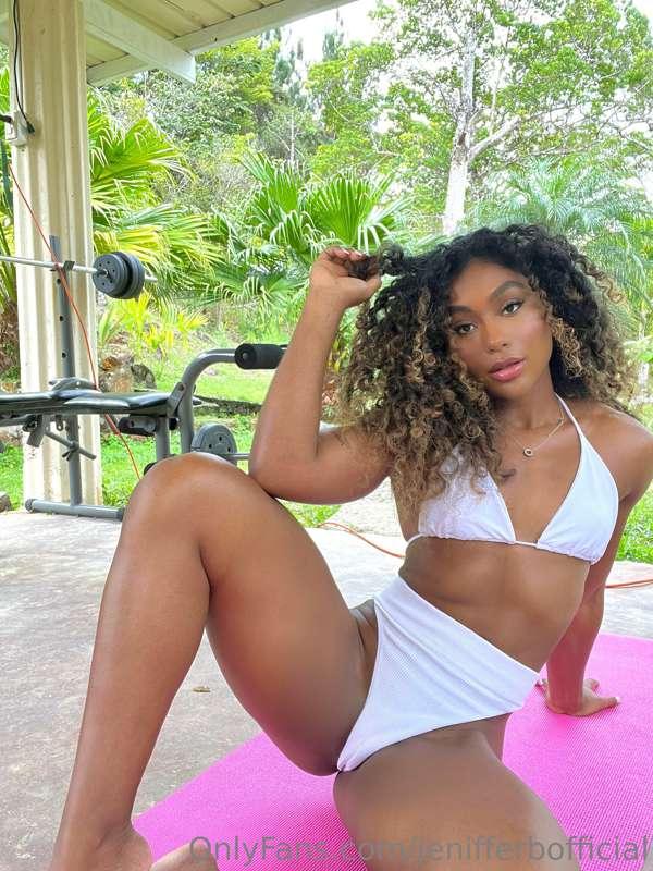 Do you like how white looks on me?🥰