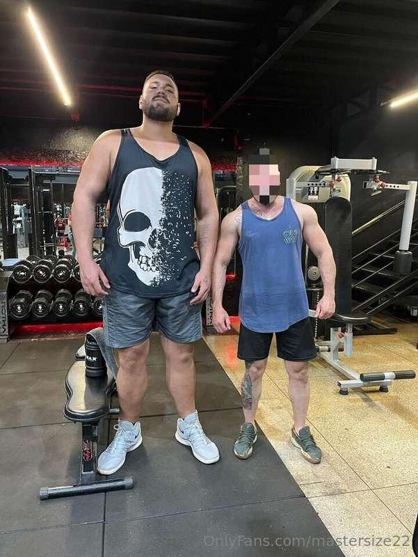 This tiny guy asked me to take a pic with me in the gym 🤷🏼‍♂..
