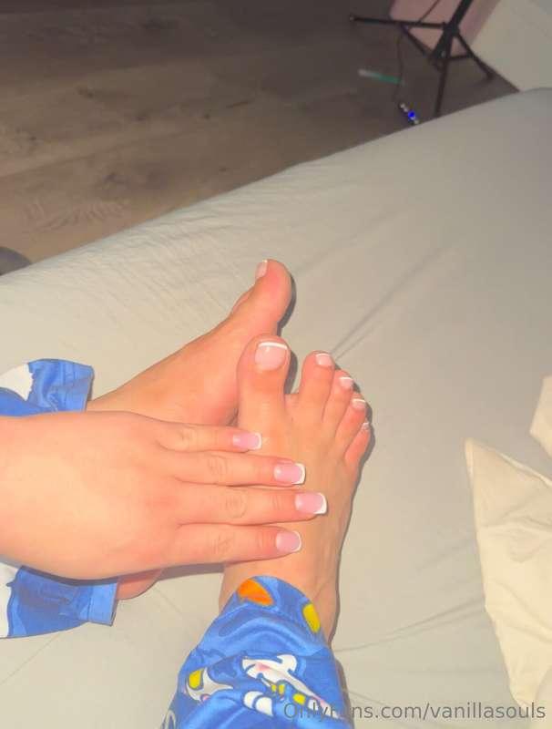 let’s play footsies 😼