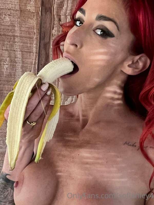 Who doesn’t love a good banana!!! 🤤👅🍆