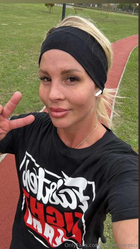 hello from your favourite muscle mommy ✌🏻📥