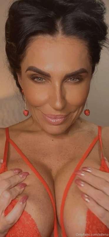 Good Morning Babe 💦 Taking off my sexy red robe........ do y..