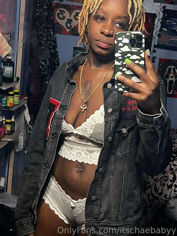 Fat pussy gyal!! I was trying this on for a shoot 😭