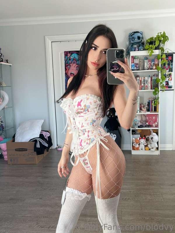 i think its time for some new lingerie!! 😈   who wants to sp..