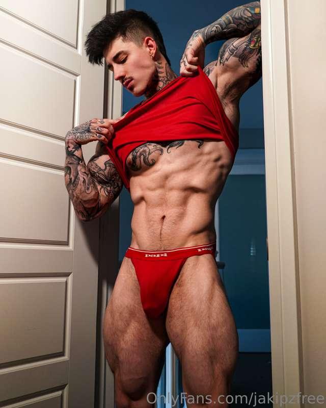 I hope you like red 😈...
@Jakipz Onlyfans.com/Jakipz
