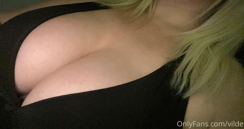 😏 my boobs..