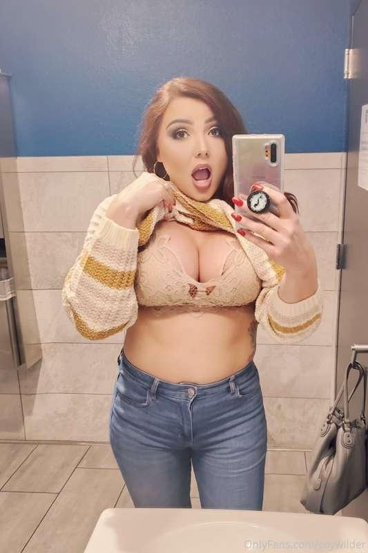 Thanks for dinner 😍 how join me in the bathroom

💋 For disco..