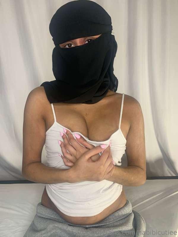 are you a CLEAVAGE or UNDERBOOB man, daddy? 🧕🏽🍒