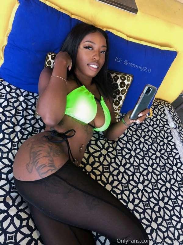 All these curves and you with no brakes 🔥😜