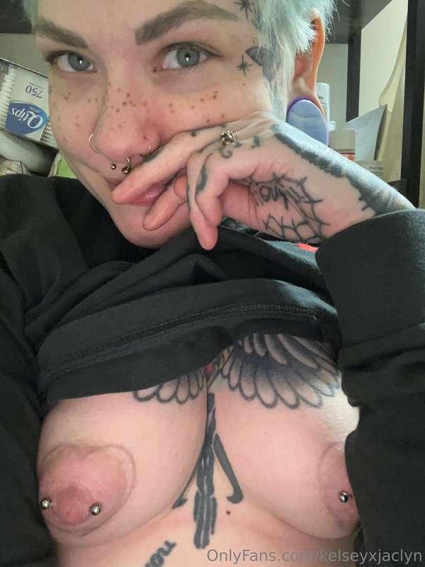 Miss you babe.
My hair is blue, do you like it?
I’m going to..