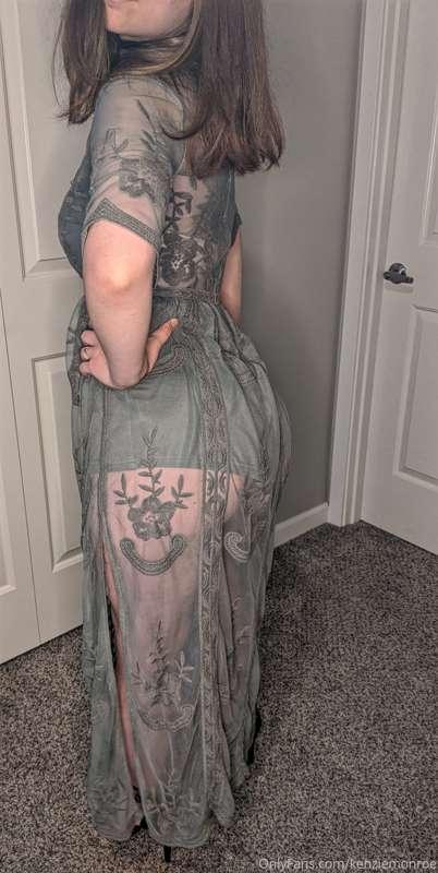 Here's a sneak peak at my outfit today! 😘