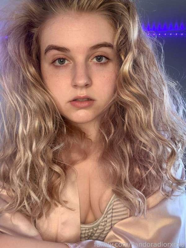 Baby face 

https://fans.ly/r/Pandoradiorxoxo

#babyface #lg #young #teen #babygirl #curly #curvy #cleavage #boobs #blonde #blondie #daddysgirl #goodgirl #daddy #pandoradior #pandora #dior #dora #free #fyp