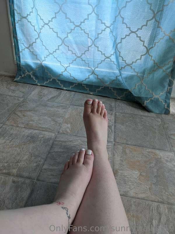 Bare feet? Who me? I love to have my feet free! I spread my ..
