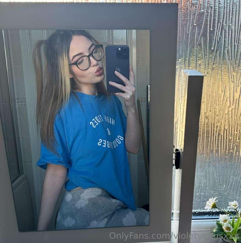 hiii there 👀 follow my new tiktok for some 🌶️ content - @vio..