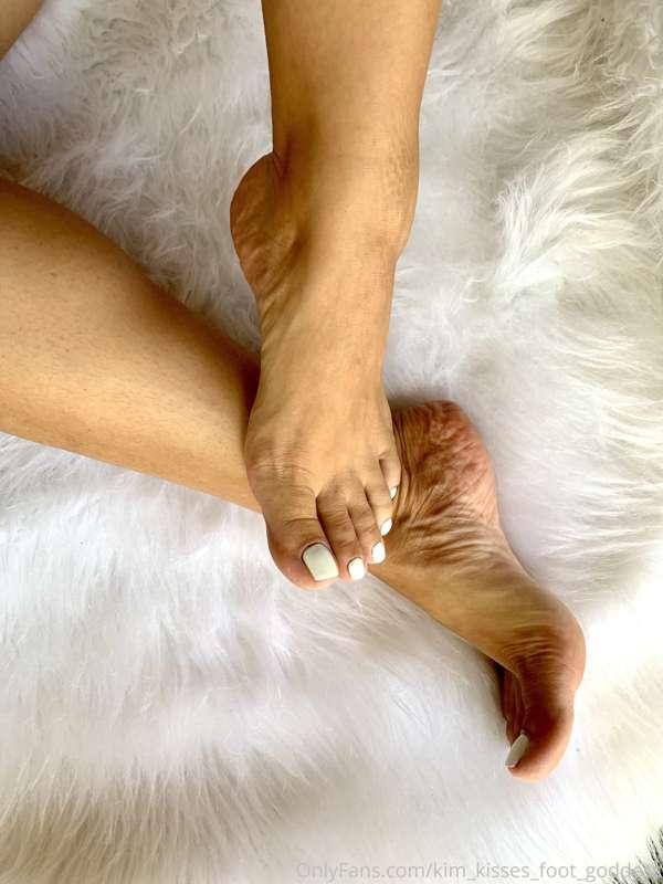Close ups of these white toes 😻
