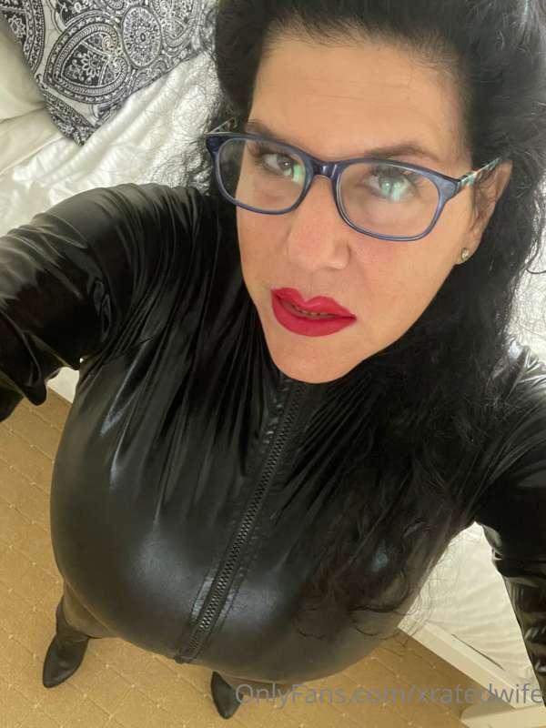 Do you like dominating women in full vinyl catsuit with boot..