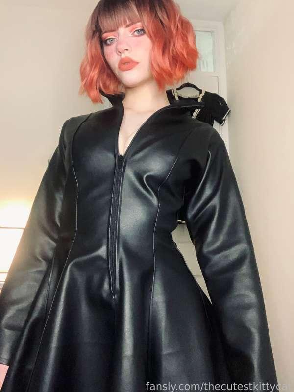 Some more of my leather dress 🥰 I have always wanted to have some good quality leather clothing, I hope this won’t be my last!