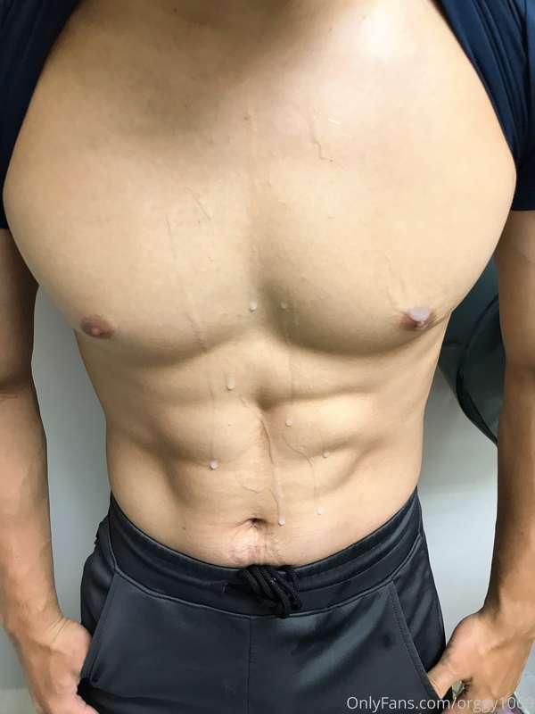 Cum all body at txilet  連假後的牛牛🐮 很努力的繼續榨精唷🥰 今天的公廁弟弟射的牛牛全身好幸福 ..