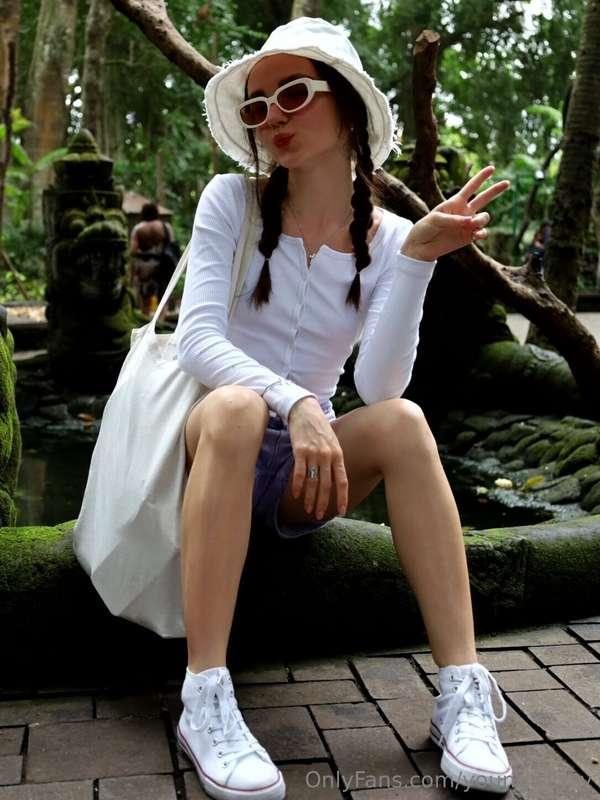 A real tourist's outfit, isn't it?😉😉