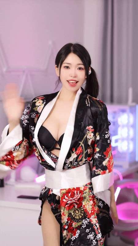 Stripping FULL NAKED out of my kimono 🤤🌺
Do you like what's underneath? 🥵💦
#fyp #asian #egirl #asiangirl #sexy #kimono #yukata #striptease #nude 
