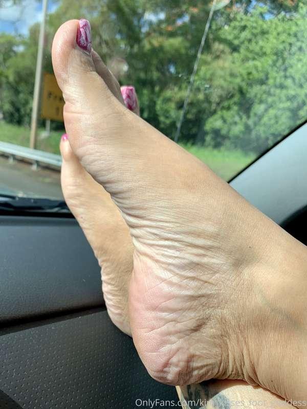 Up-close 👀 feet 👣on the dash🚗