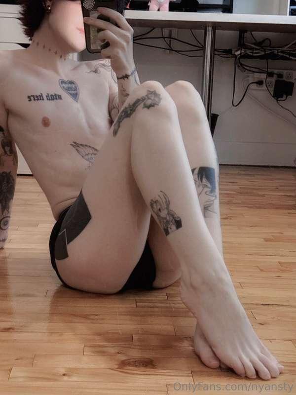 wanna rub it between my thighs? 🤭