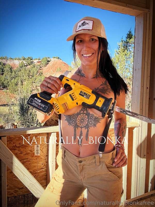 Happy titty Tuesday!! Check your messages to see me run this..