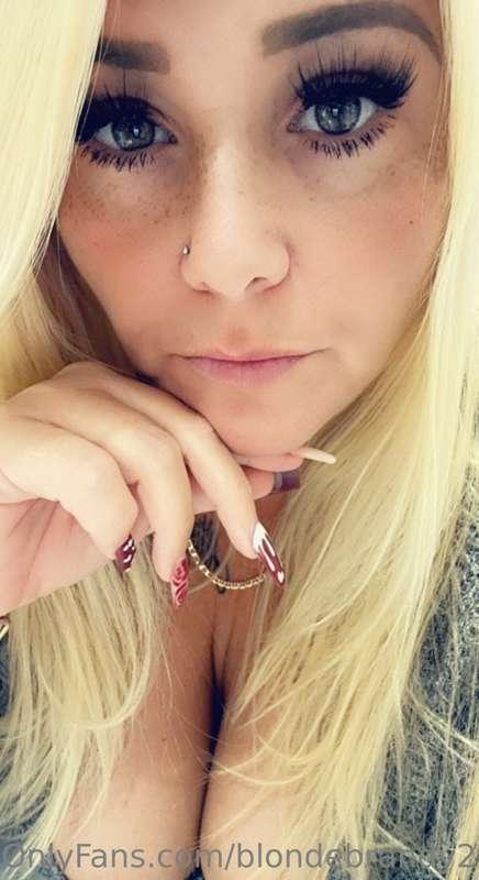 It’s been a long day at work. Someone entertain me? Make me ..