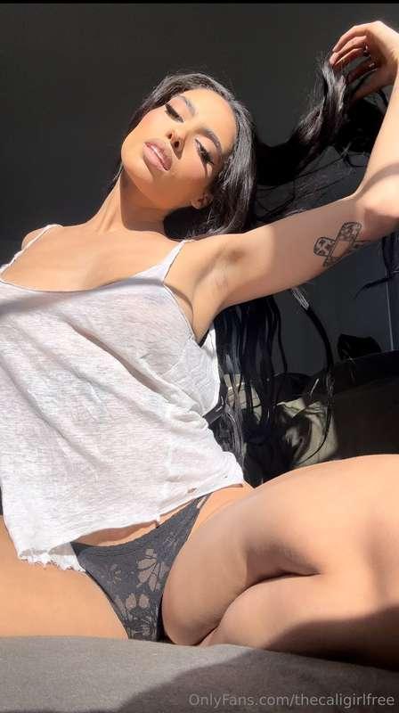 Giving you a peek of what you've been missing.😘 Send me a me..