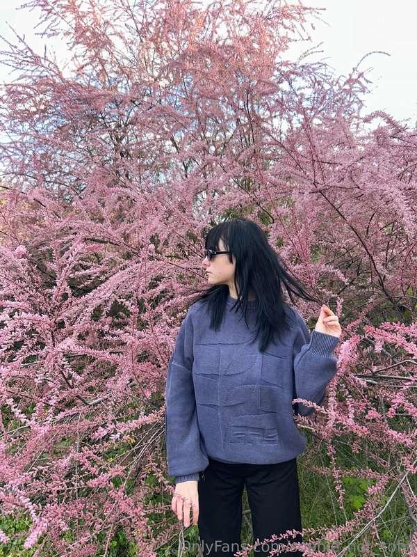 lost in petals and daydreams... want to get lost with me? 🧚🏻..